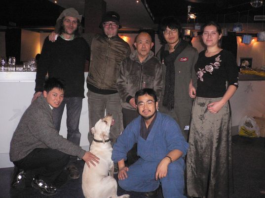 5人が立って2人が前で座って集合している