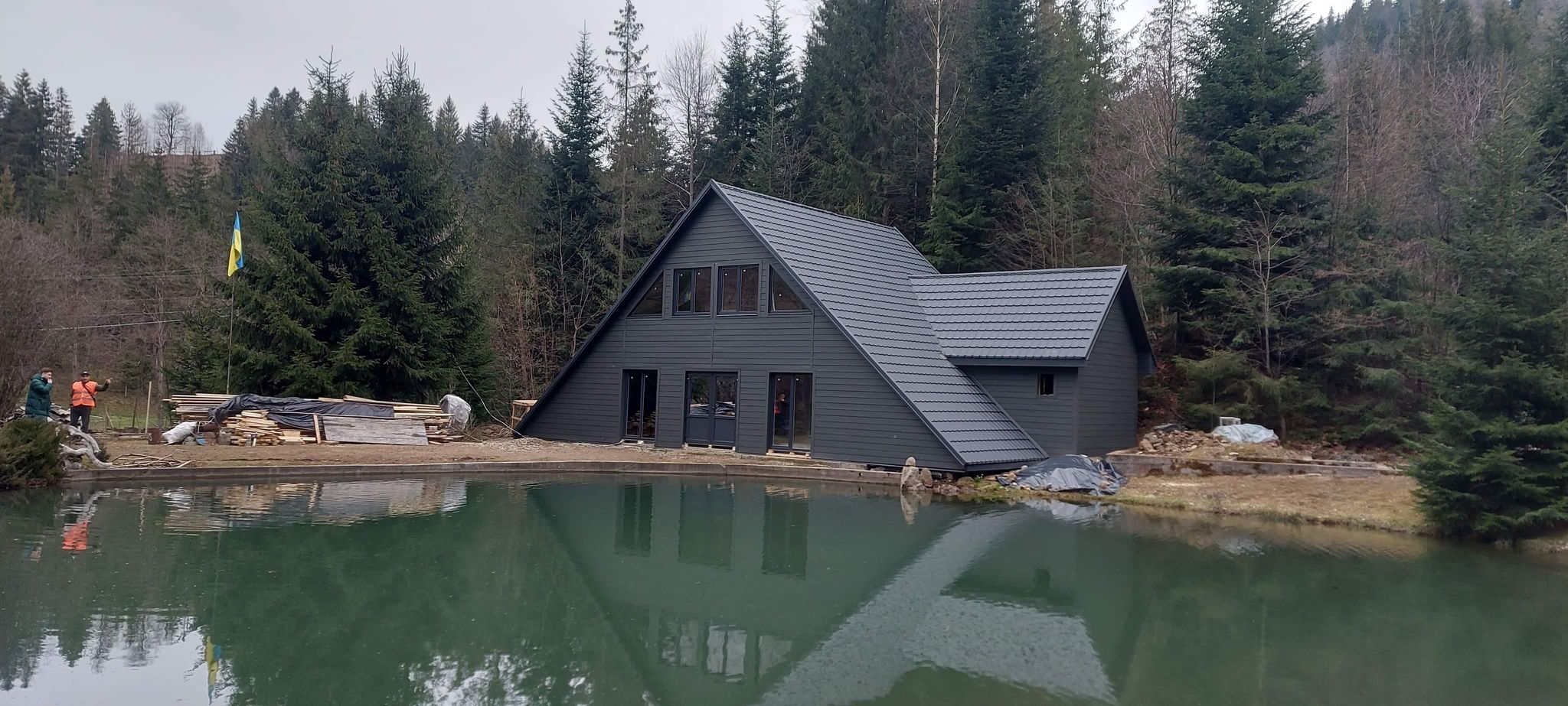 湖畔に建てられた避難所