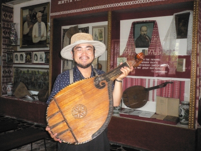 Чоловік тримає інструмент